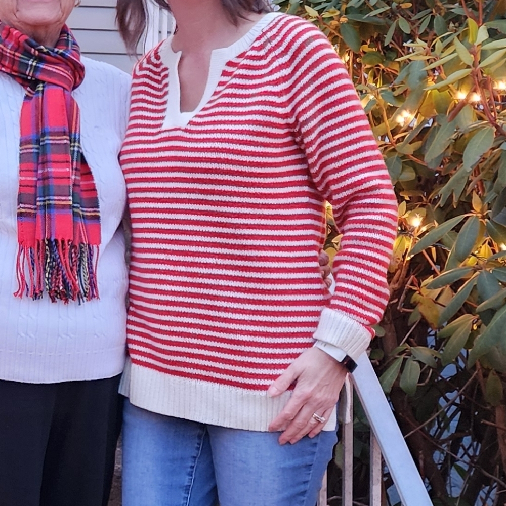 SZ M, GAP Red and Cream V-Neck Women's Sweater